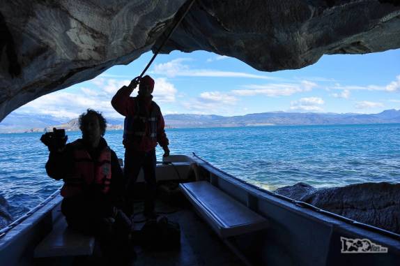 Filmando o interior da Capela de Mármore, no lago General Carrera, região de Puerto Rio Tranquilo, na Carretera Austral, sul do Chile